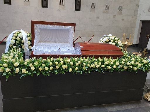 Оклад по кругу гроба из живых цветов